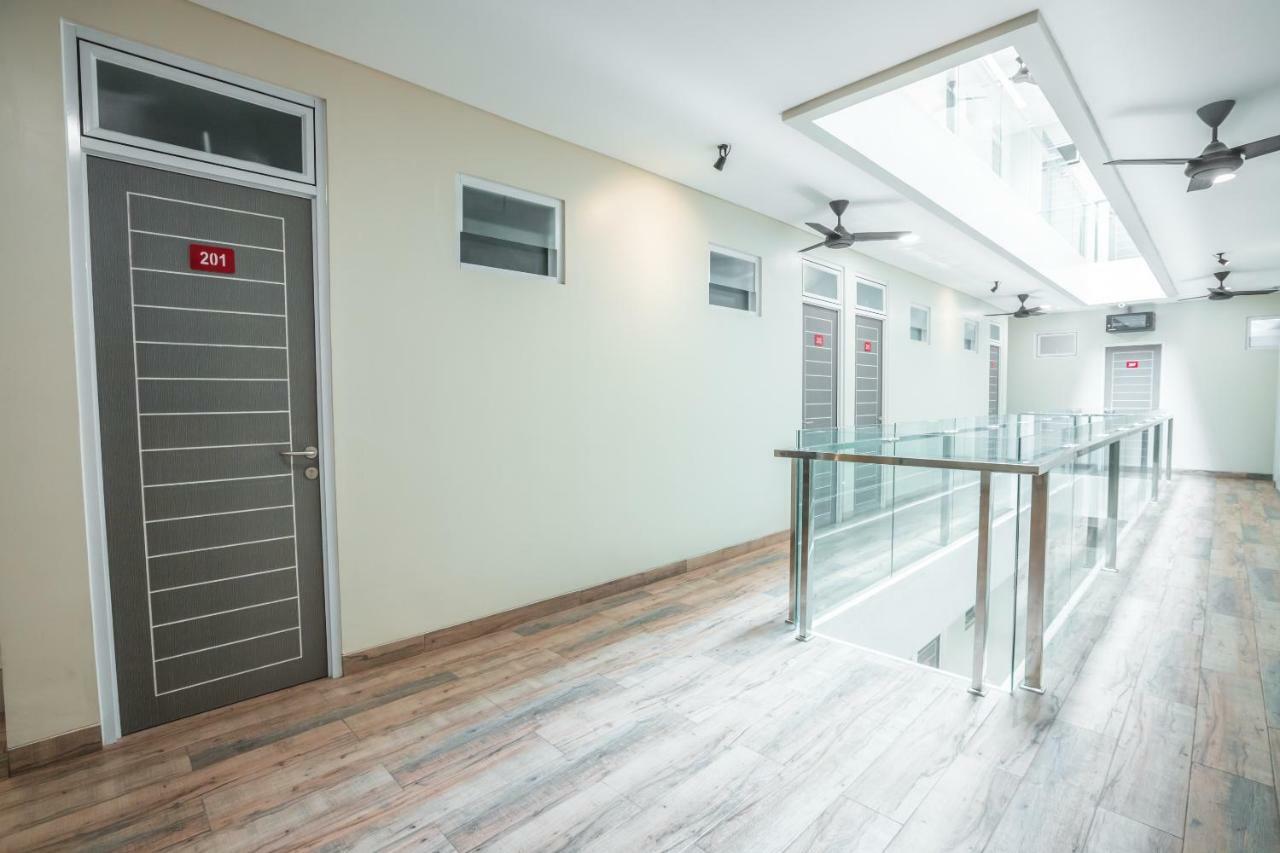 Super Oyo 1487 Residence Khoe Джакарта Екстер'єр фото